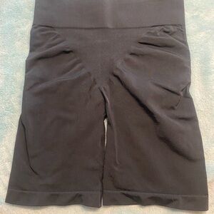 Shapewear butt support black 85% nylon Sz M